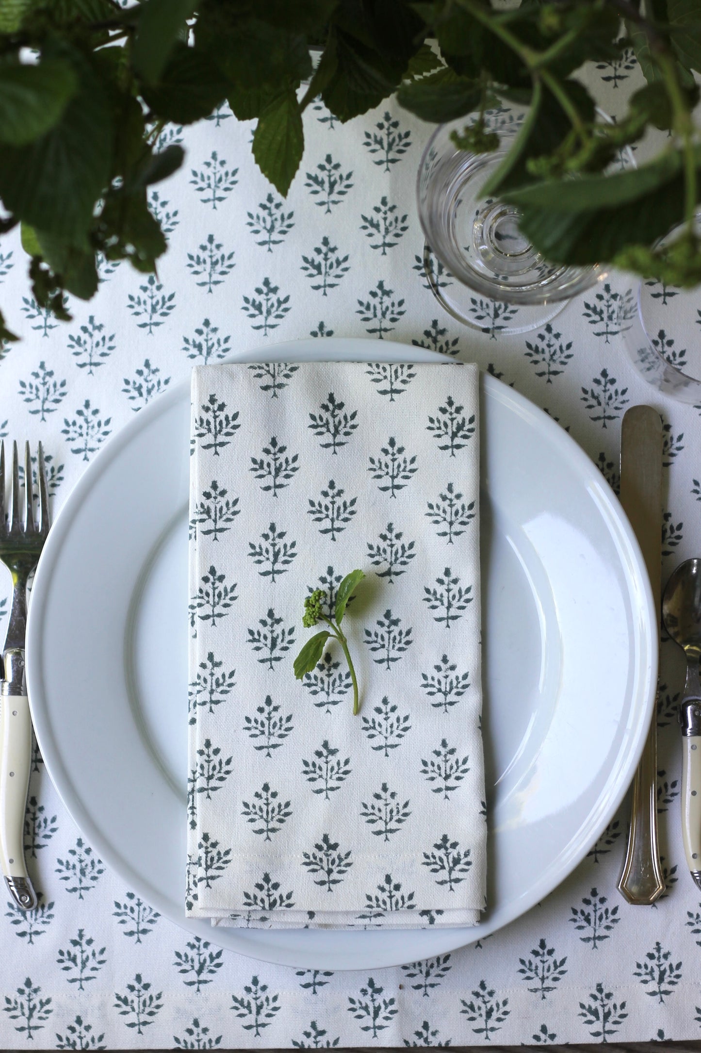 Privet Berry in Slate Tablecloths
