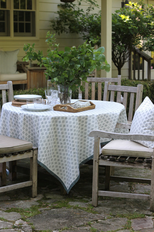 Privet Berry in Slate Tablecloths